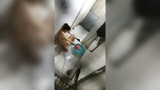 Quay lén bà chị thủ dâm khi đang tắm