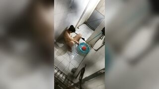 Quay lén bà chị thủ dâm khi đang tắm