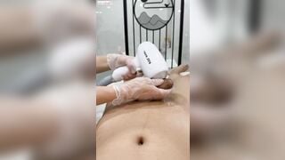 Đi triệt lông mà tê quá phụt cả tinh