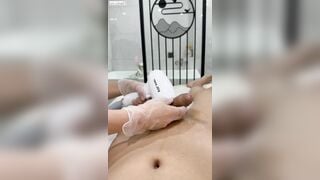Đi triệt lông mà tê quá phụt cả tinh