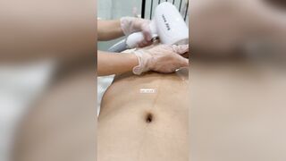 Đi triệt lông mà tê quá phụt cả tinh