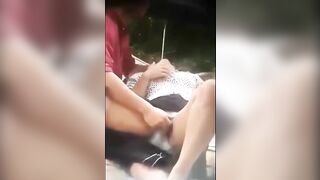 Rủ nhau đi cắm trại mà anh người yêu lại thích móc cua