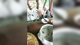Nhậu say lỡ mồm hỏi bác 2 đàn bà dâm không, bác liền tụt quần khoe lồn lông đen xì.
