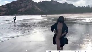 Em teen có sở thích khỏa thân, đi dạo ở bãi biển đầy người #2