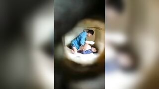 Đục lỗ quay lén hàng xóm địt nhau dâm đãng kích thích