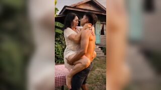 Địt gì kế ngoài vườn dâm đãng kích thích