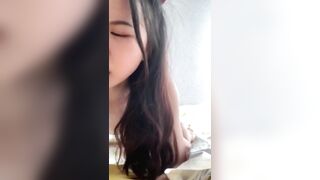 Lần đầu của em, đau quá nên nhấp vài cái lại dừng cho em nghỉ