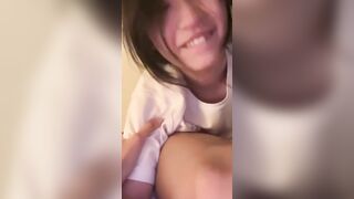 Em teen cười sung sướng vì được bú con cu to bự của anh người yêu
