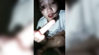 Dâm nữ trốn vào nhà vệ sinh thủ dâm với con cu giả (Teen,loli)