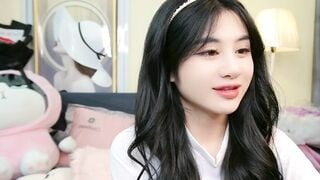 Em Anna Gấu xinh như thiên thần, live stripchat show bím múp