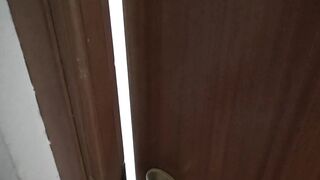 Nhìn trộm mẹ kế, thấy mẹ thủ dâm và rồi...