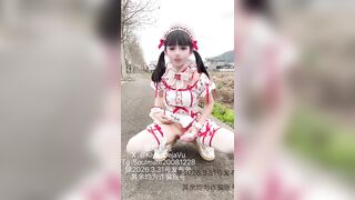 Em loli bím múp cực dâm cosplay ra ngồi giữa đường móc lồn sướng quá đái như xả lũ