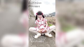 Em loli bím múp cực dâm cosplay ra ngồi giữa đường móc lồn sướng quá đái như xả lũ