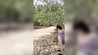 Côgiáo trg xóm kính cận dâm trưa nắng nóng ra đường móc lồn khỏa thân cho mấy chú xem