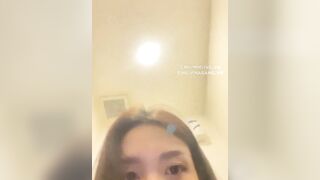 Em teen bím múp vú ngon cực xinh ra nhà vệ sinh quán live móc lồn public siêu dâm p2