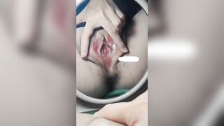 Em gái show hàng trước gương