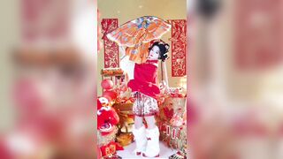 Chỗ người ta tạo chỗ chụp ảnh tết mà bả lại ở chuồng quay video