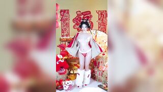 Chỗ người ta tạo chỗ chụp ảnh tết mà bả lại ở chuồng quay video