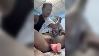 Anh họ bắt con em thiểu năng tụt quần thủ dâm cho con bé bằng cu giả.