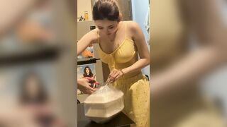 Cố tình để Chú bảo vệ thấy Vú, xem phản ứng của chú thế nào