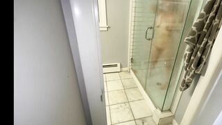 Mở cửa thấy con bạn thân đang tắm lộ Vú lồn To, Mà ko dám Djt nhau