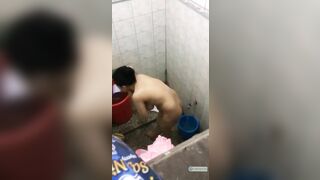 Quay lén em dâu có cặp vú siêu khủng đi tắm,nhìn nó treo lủng lẳng mà mê