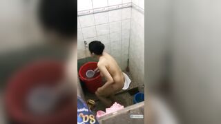 Quay lén em dâu có cặp vú siêu khủng đi tắm,nhìn nó treo lủng lẳng mà mê