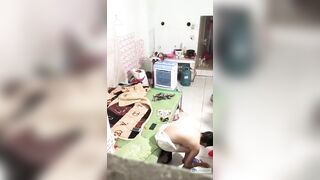 Trèo tường quay lén e sinh viên vú bự ở siêu bừa bộn,thế mà xém bị em bắt đc
