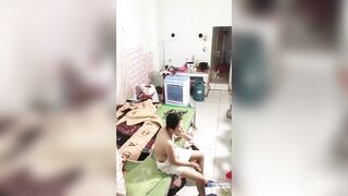 Trèo tường quay lén e sinh viên vú bự ở siêu bừa bộn,thế mà xém bị em bắt đc