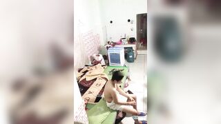Trèo tường quay lén e sinh viên vú bự ở siêu bừa bộn,thế mà xém bị em bắt đc