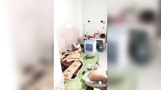 Trèo tường quay lén e sinh viên vú bự ở siêu bừa bộn,thế mà xém bị em bắt đc