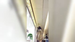 Quay lén dưới váy các em teen dâm ra đường mà chẳng thèm mặc quần lót p3
