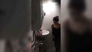 Đặt cam ẩn quay lén nhà tắm chung khu trọ