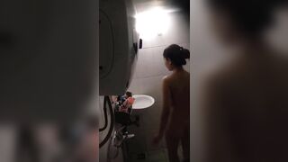 Đặt cam ẩn quay lén nhà tắm chung khu trọ