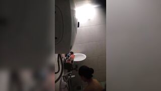 Đặt cam ẩn quay lén nhà tắm chung khu trọ