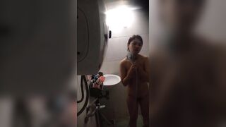 Đặt cam ẩn quay lén nhà tắm chung khu trọ
