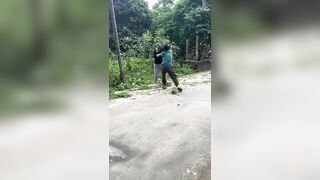 Mới sáng sớm mà các Bà đã đánh nhau vỡ đầu rồi