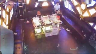 Lộ Clip ô chú đi hát Đụ nhân viên ngay trong phòng