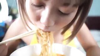 Đang ăn mì tôm, Bị thg bạn Tụt quần Lút cán Djt đủ tư thế Loli mình dây Sướng rên rỉ