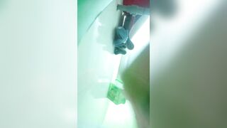 E gái nứng tự móc lồn trong tolet
