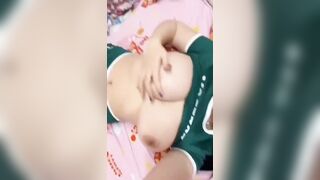 Em họ 2k9 vú to lồn múp khoe hàng trên màng bị anh họ phát hiện