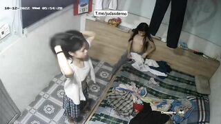 Hack cam phòng ngủ để xem 2 em học sinh mới lớn thay đồ
