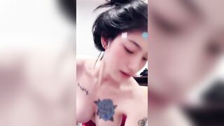 Idol Tiktok Bảo Trân live móc bướm ra nước ướt nệm