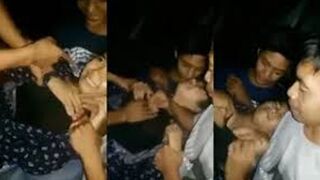 Mấy thằng Ấn Độ khốn nạn dụ dỗ thay phiên nhau chịch em gái khiến em nó khóc thét