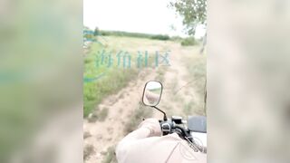 Chị gái lái xe máy chở ra đồng để chịch ngoài trời