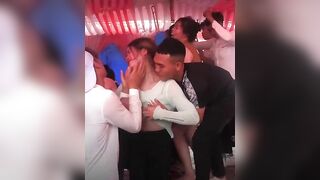 Thay nhau bóp vếu em gái dễ dãi trong đám cưới