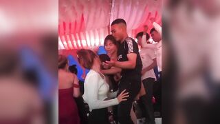 Thay nhau bóp vếu em gái dễ dãi trong đám cưới
