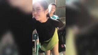 Cháu trai 17 tuổi may mắn được dì họ cho đụ khi nứng cặc thèm đụ.