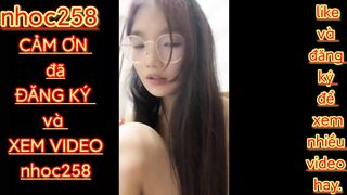 Em gái học sinh cấp 3 mặt xinh nứng lồn thủ dâm với cặc giả