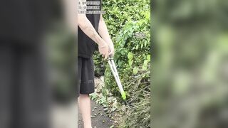 Anh giúp việc vườn giã tung cô bé bé con nhỏ xinh xắn